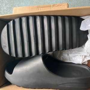 Yeezy Slide Onyx Size 11